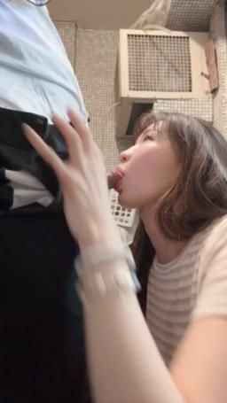 ladyyuan : 到閨蜜家挑戰勾引她老公實戰！他老公說可以深喉嚨嗎！大口吸肉棒超舒服，牙齒還可以用力咬 原來他老公很m害我吃的好興奮！又在陽台，等等回來要假裝在陽台聊天了（想看完整版私訊有10部超過30分鐘）