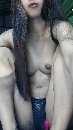 modelll : I’m not here to play. I’m here to fk your mind first.”

中文：我不是来玩的，我是来先操乱你的思绪。