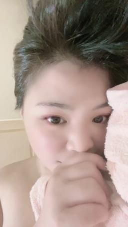 cutewawa : 剛洗完香香～～🥰
全身光溜溜拍照😝