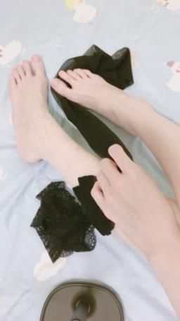 lynnbae : 吊帶黑絲控必收！腳癖專屬🦶🏻靈活腳趾色氣滿滿🫦
#足控 #腳趾 #腳底