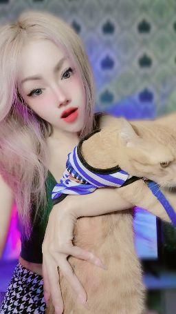 liinda : Is there anyone more clingy than a kitten?👄