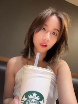 ouopuppy : 星巴克拿鐵敲好喝🌟（其實我不能喝咖啡或拿鐵….）有發現亮「點」嗎🤫
#7pupu小姊姊