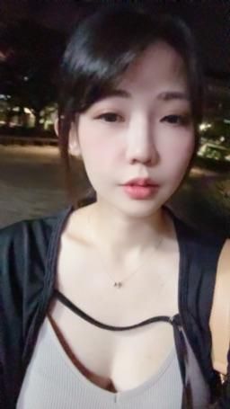ladyyuan : 在路上隨機搭訕帥哥🤣看到一個不錯的居然聊起來 內容自己看😍不去汽車旅館了直接去車上？（想看完整版私訊有13部車震含口爆完整畫面）
