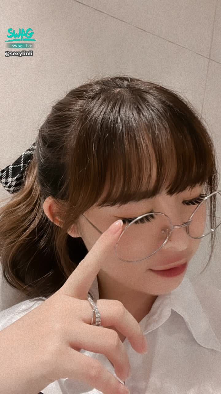 sexylinli : 手機過熱..沒辦法開播了🥵😵‍💫
哥哥們可以私訊我唷💋

現在私訊「我想揉揉」🉐露臉揉奶挑逗片片🥵