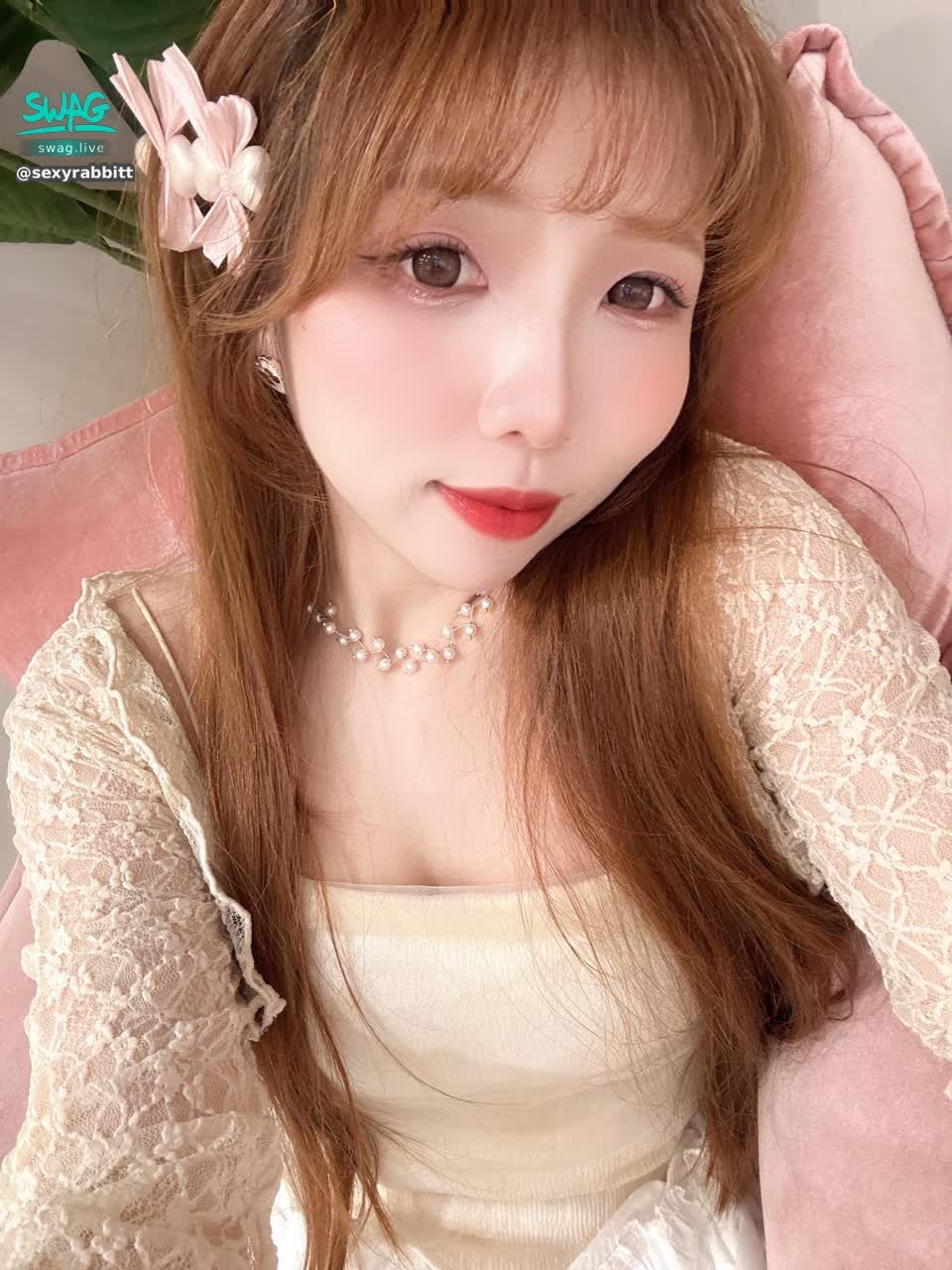 sexyrabbitt : 今天長得偏可愛💕晚上23:30來找我玩唷🫶🏻🫶🏻