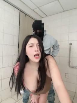 hua_063 : 在公廁化身為粉絲的肉便器🥺💦讓粉絲盡情享用我的小穴