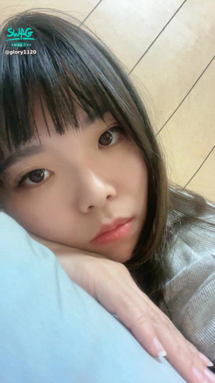 glory1120 : 這時間 晴天還在漫漫家
剛完成8月份要送給大家的餅乾😚 我發現真的每次都會弄到凌晨3、4點 好累呀 現在躺在漫漫床上真心不想起來🫠 請原諒晴天發呆拍照😅