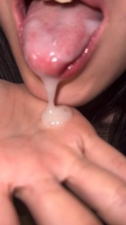 cocolunna : 濃濃的精液😱 不小心吞了一半… 💦💦