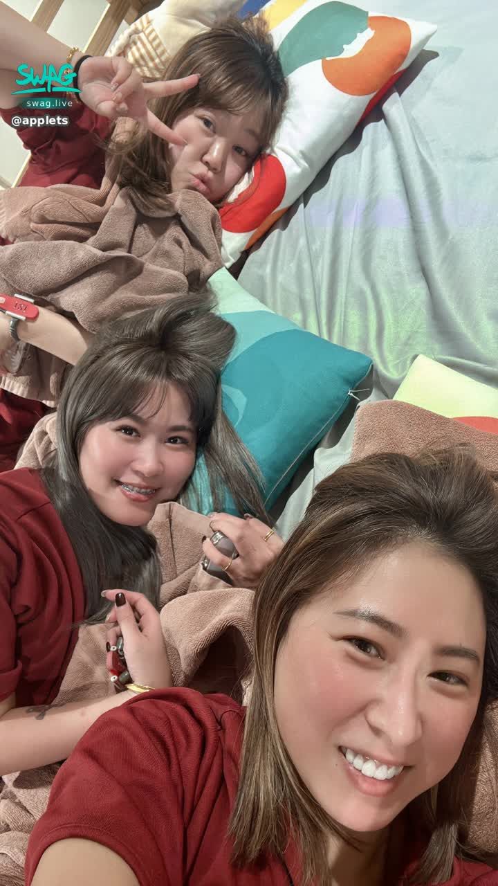 applets : #岩盤浴
#三更半夜大爆汗
#熱死還是得拍照
#臉紅得跟猴子屁股一樣