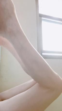 lynnbae : 長輩說要腳踏實地做人 可是我比較喜歡腳朝天花板欸🙃
#長腿