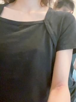lizbaby : 偷偷在家人背後掀起衣服露奶
#露點 #貧乳 #奶頭 #乳頭
