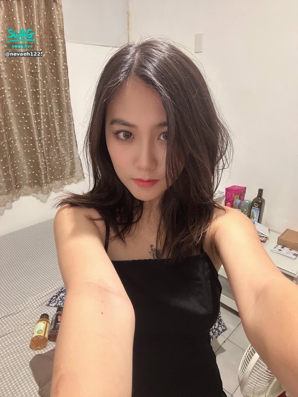 nevaeh1225 : 終於開學了🔥放假放到好悶哈哈，私訊我聊約會呀，一起吃飯或是看電影❤ #約會 #露臉 #甜美 #性感 #sexy #生活 #誘惑