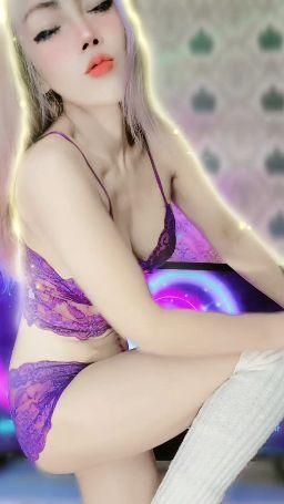 liinda : Where you are is where I want to be. 👄💥