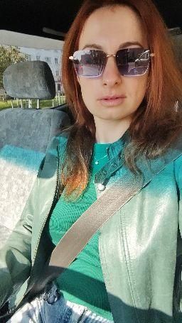 julielove : Sexy diva drives a car