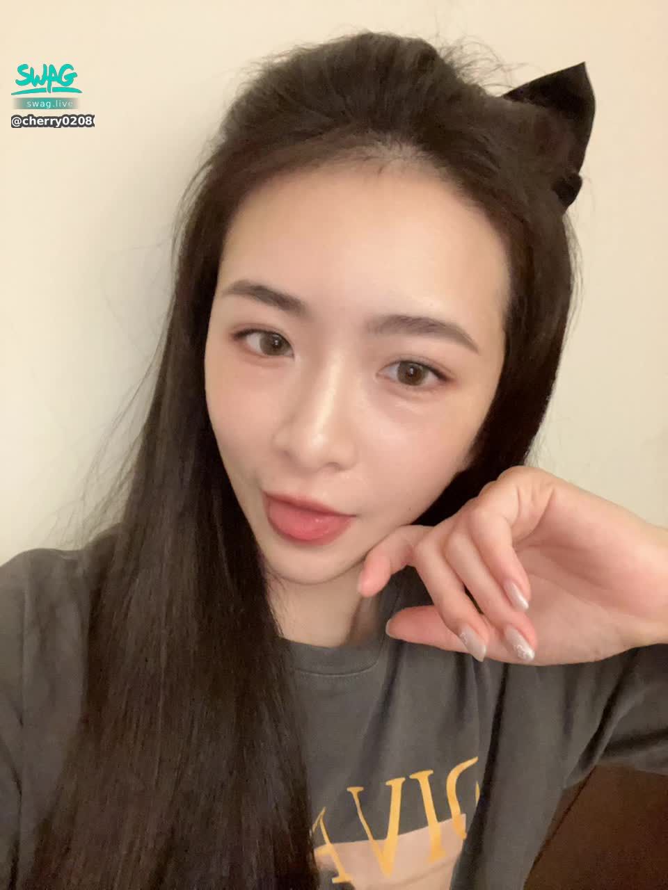 cherry020800 : 不小心感冒了~是誰說笨蛋不會感冒的🤣有人要帶我去看醫生嗎🥰 #日常 #露臉 #生活 #素人 #sexy #性感