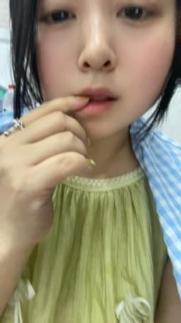 qianxingchen : 忙碌的週六 在工作 千萬不可以被發現我塞了跳蛋。刺激 驚險 好喜歡 來找浅星晨玩。刷滿1.2W鑽就有騷騷的福利視頻喔