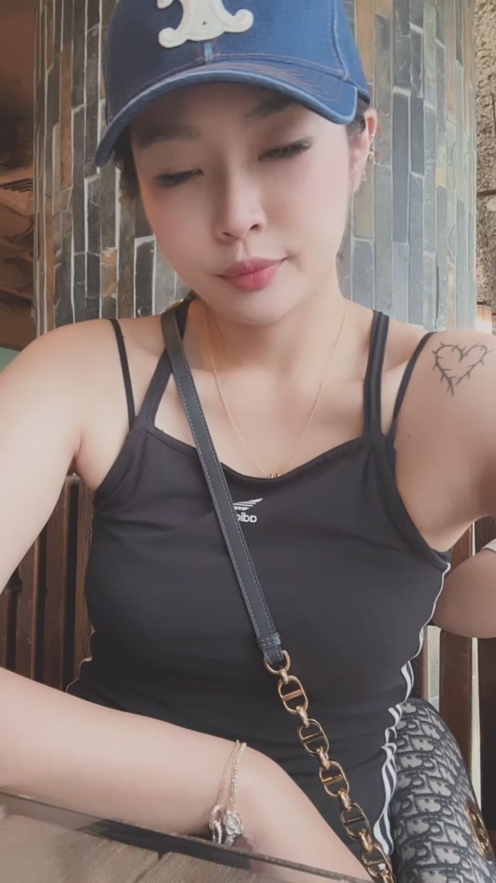 jenniebae : Babe等我一下哦～禮拜天就上播了🥰🥰