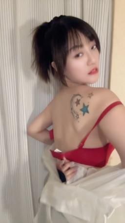 fifibee : 內衣要脫掉了🫣側乳的曲線好美🥰