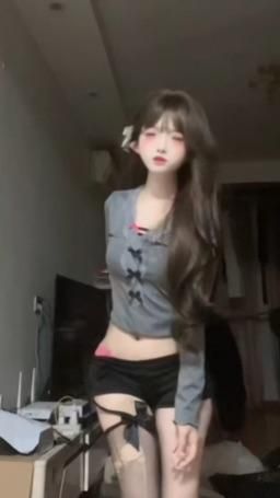 yuanzi_x : 會扭屁屁的小蘿莉~你們有沒有興趣瞭解一下~想的話就追蹤我吧~