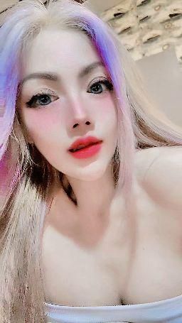 liinda : 你嘴巴看起来好好亲 (nǐ zuǐ bā kàn qǐ lái hǎo hǎo qīn)