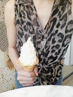 yourleye : 什麼時後適合吃霜淇淋🍦
就是買一送一的時後😁😋