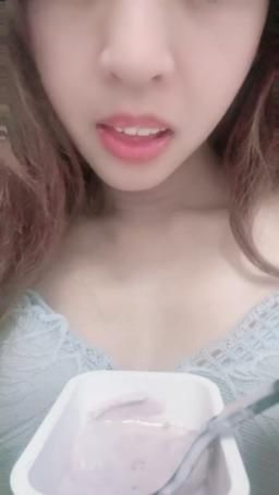 lovemeredith : 藍莓優格用舔的，你的老二也要我用舔的嗎？
