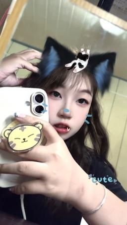 mumuuu_ : 你的眼睛落在我身上時，世界都安靜下來✶⋆.˚