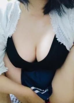 lelelina : 坐著擠奶玩跳蛋😆😆
#樂樂#內衣#乳溝#愛撫#性感#呻吟