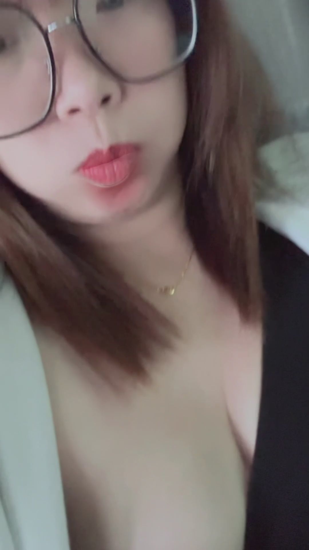 kitty_20240408 : 清晨四點多起床匆匆忙忙的
就跟著我可愛的男朋友出門(=ﾟωﾟ)ﾉ

在車上🚚發現
我竟然沒有穿內衣呀(///▽///)

#大車日常 #跟車小幫手