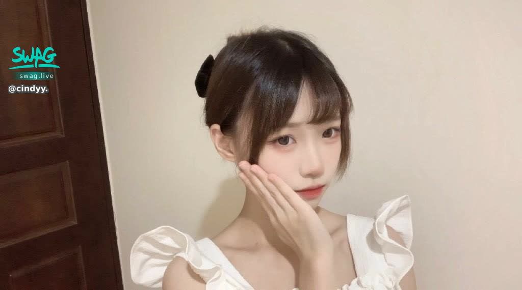 cindyy. : 一直看我又不約我🥰
你是在害羞什麼～
想約我出門直接私訊呀👀再說你啦

#露臉 #可愛 #甜美 #素人 #生活 #日常