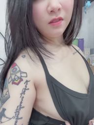 jenchu : 就喜歡給你出其不意的小驚喜👀
不小心就露出頭頭來了🥰好害羞呀
注意看是什麼顏色呢😛
#露點 #露臉 #大奶🔥 #乳頭 #性感 #sexy #巨乳 #刺青