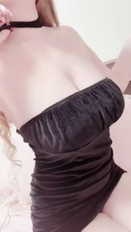 aisa : 慢慢把今天的洋裝脫掉蹦出兩顆大巨乳💗