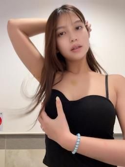 synus : 太大膽了吧竟然在711😳😳想要711大尺長片只要一個墨鏡即可～～也歡迎想要與我約會吃飯的歡迎來濕訊ㄛ