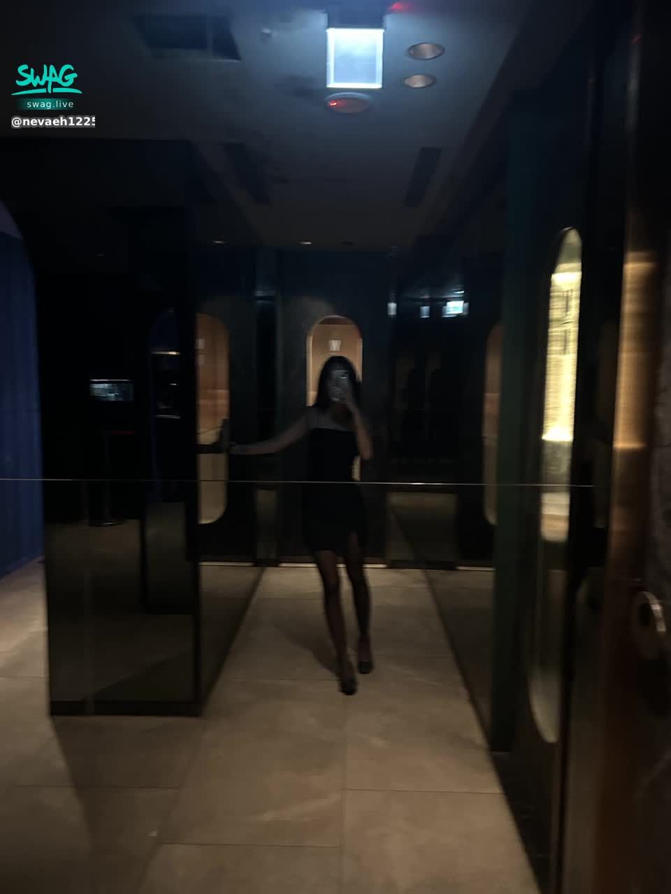 nevaeh1225 : 穿這樣跟你出門給幾分😜好像有點色色的😈 #絲襪 #長腿 #性感 #sexy #騷 #生活