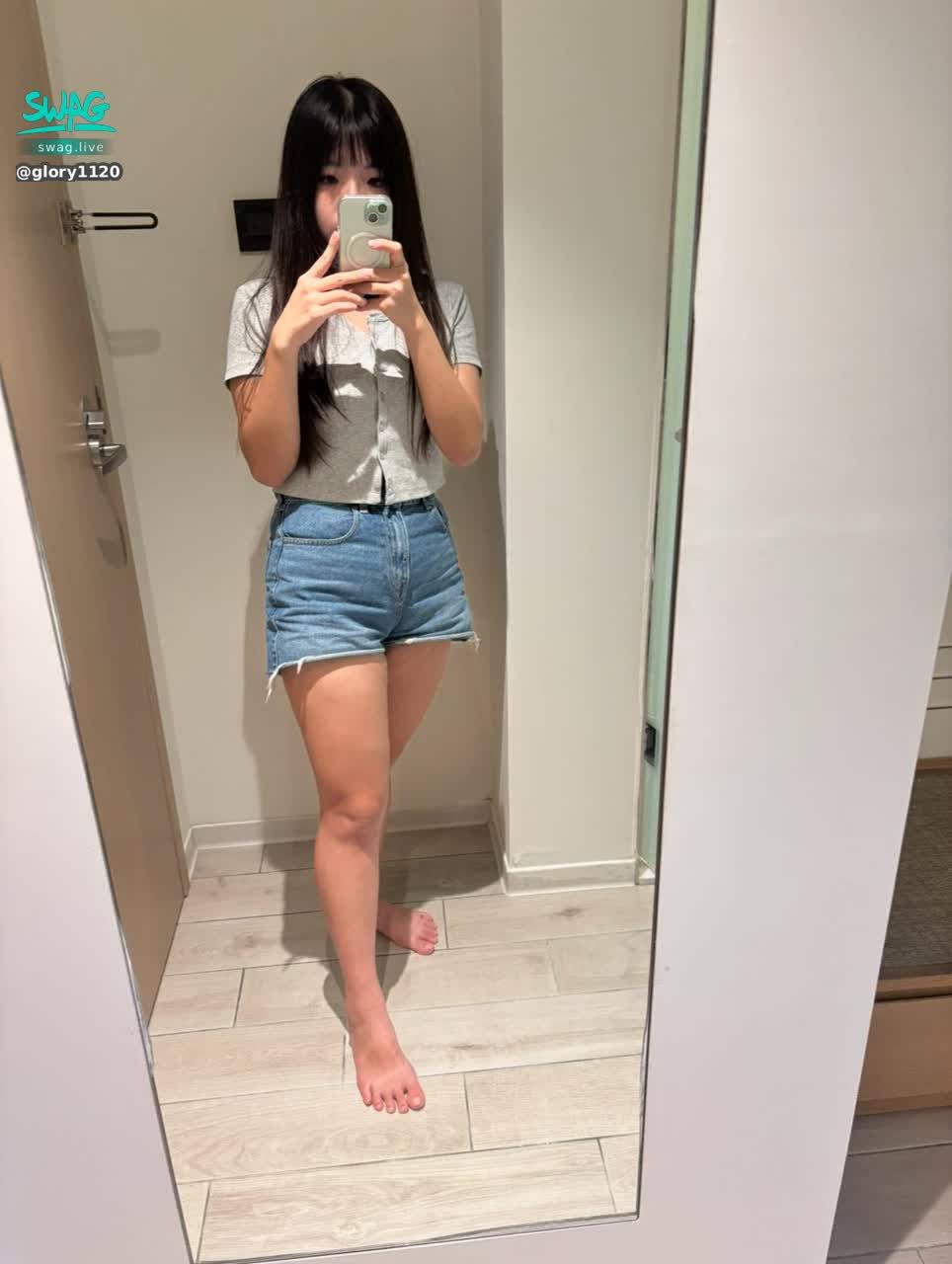 glory1120 : 前幾天去台北買了兩件旗袍
有一件特別的喜歡😚😚
穿了拍照看看❤️