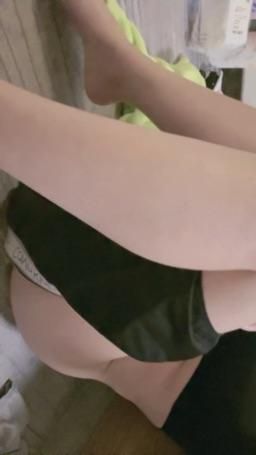love.dodo_ : 內褲掛在腿上❣️這樣看穴會有不一樣感覺嗎🤔