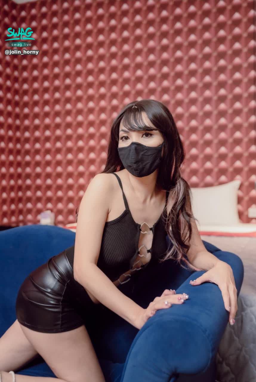  : 穿著性感衣服也能展現我的S曲線喔！😘
