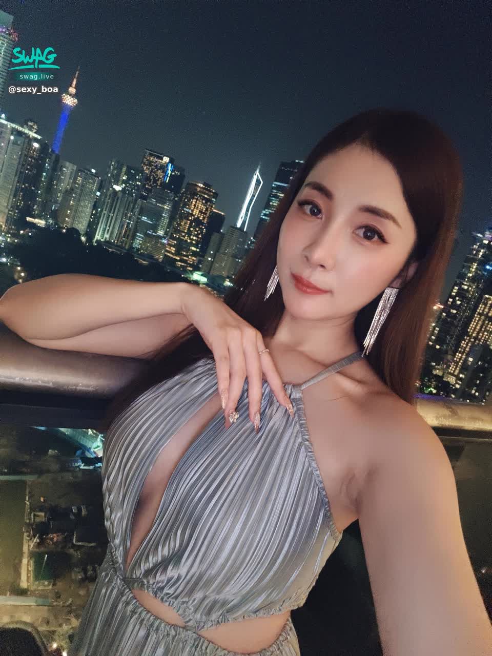 sexy_boa : 要和寶兒起來看夜景嗎?🏙️💕