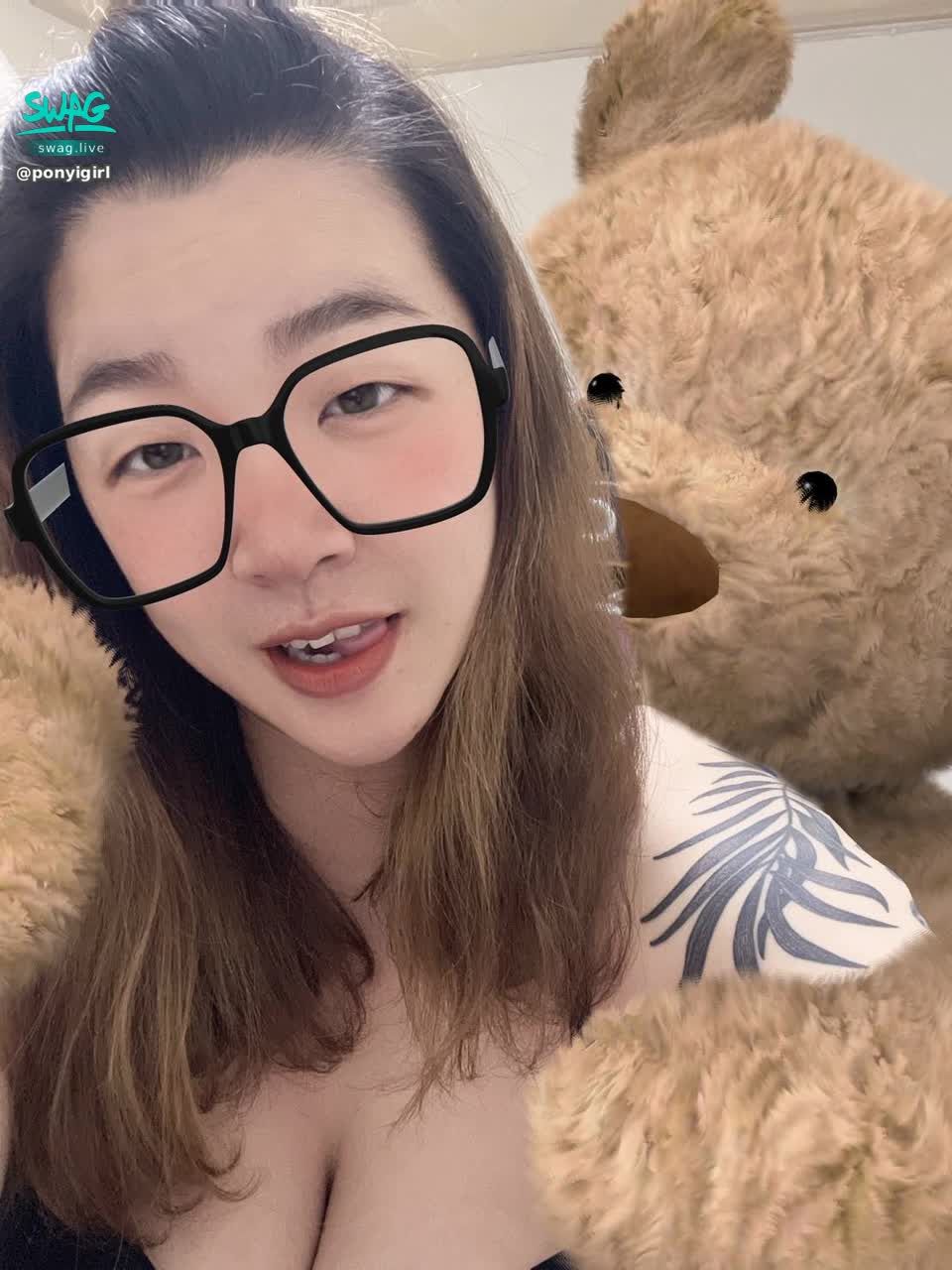 ponyigirl : 好想要被這樣環抱🥰
誰自願代替這隻熊熊的！
私訊我😂

#露臉 #可愛 #刺青 #甜美 #巨乳 #大奶🔥 #私訊