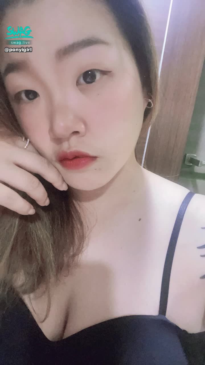 ponyigirl : 約會只穿這樣你還能專心吃飯嗎😆現在私訊我：巨乳波妞 前三位約會半價😈 約會可以一起吃飯 也能一起做些特別的🥰來私訊討論吧 #約會 #巨乳 #大奶🔥 #sexy #性感 #騷 #私訊 #誘惑 #露臉