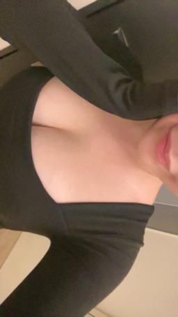 kimberlay : 沒穿內衣⋯奶大到好不舒服😖😖怎麼辦