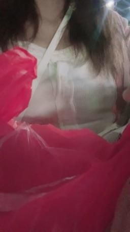 lovemeredith : 等公車回家，吃冷滷味，你希望我幾點直播呢？