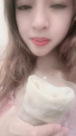lovemeredith : 連假第一天，早餐吃潤餅，你呢？醒了嗎？想我潤滑你嗎？