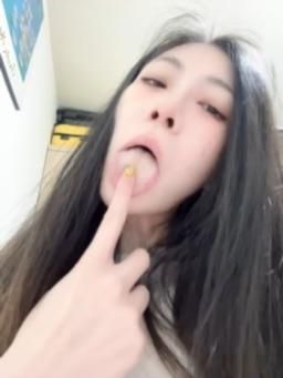 livybaby : 舔手指💦