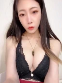 livybaby : 巨乳粉粉舌頭誘惑