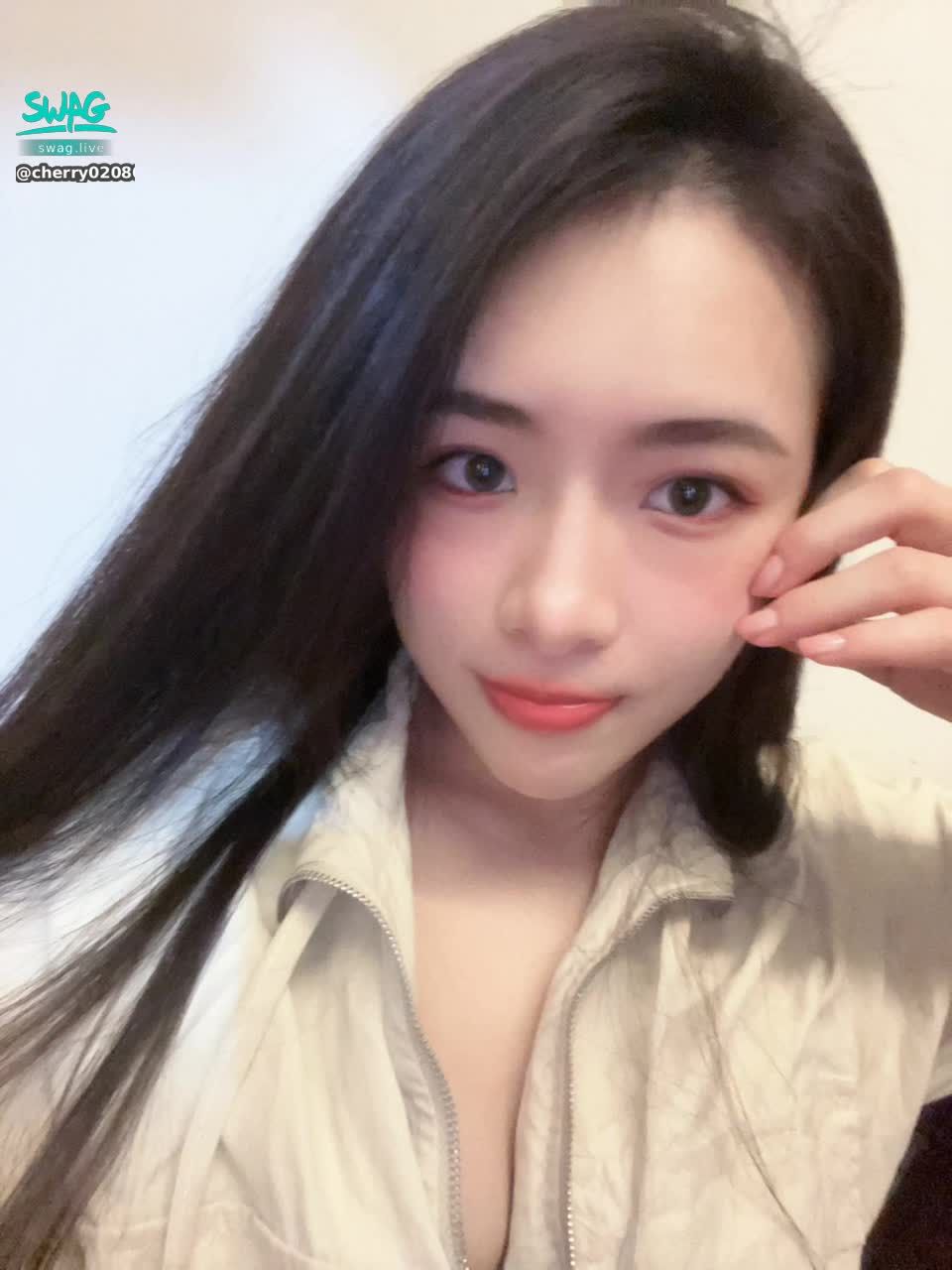 cherry020800 : 開心開心放假囉🥰連放三天～你們連假都在幹嘛～可以分享給我嗎😆不想都宅在家哈哈 #甜美 #可愛 #露臉 #sexy #性感 #生活
