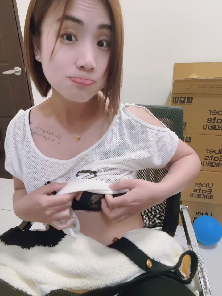 pizza_0705 : 運動完整個人身體都熱了🤣誰要來幫我散熱呢？ #露臉 #sexy #性感 #生活 #騷 #誘惑 #內衣