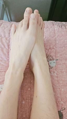 aileenn : 從腳尖一路往上就可以看到ck內褲👣➡️👖🔥