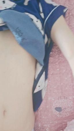 aileenn : 哥哥們覺得白色ck比較色還是昨天穿的灰色ck比較色呢？🥵💋🔥😈