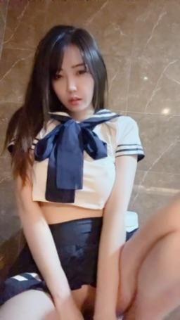 ladyyuan : 新片😍制服學生妹在馬桶晚上淫蕩給你看，哥哥肉棒會秒硬，屁股抬高搖啊搖鮑魚露出好濕‼️（想看完整版私訊10個紫黑鑽）